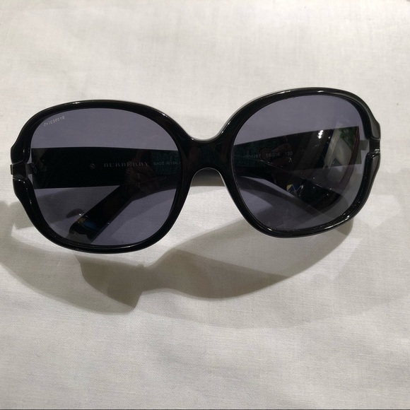 Black round designer Burberry sunglasses. - Picture 1 of 4